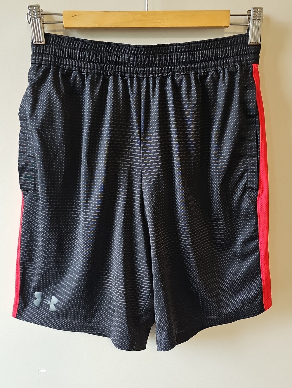 Under Armour Men’s Medium Heatgear Black And Red Fitted Athletic Shorts